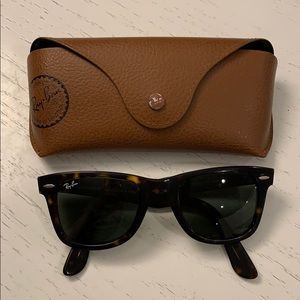 Ray Ban Wayfarer sunglasses in tortoise shell